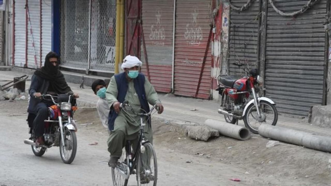 করোনাভাইরাস মোকাবিলায় লকডাউনের পাকিস্তানে সেনা, মৃত্যু বেড়ে ১৭ করোনাভাইরাস মোকাবিলায় লকডাউনের পাকিস্তানে সেনা, মৃত্যু বেড়ে ১৭
