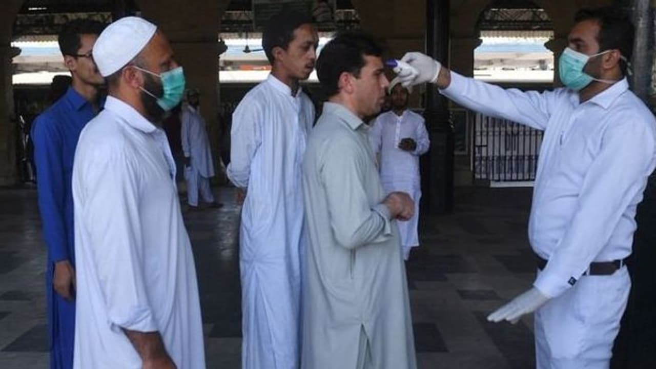 సౌదీలో తొలి కరోనా మరణం... ప్రభుత్వం అలర్ట్ సౌదీలో తొలి కరోనా మరణం... ప్రభుత్వం అలర్ట్