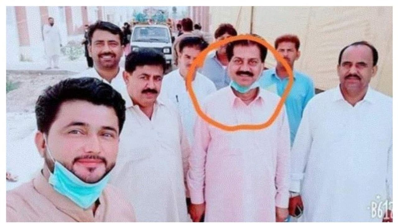 পাকিস্তানে বাড়ছে করোনা সংক্রমণ, আক্রান্তের সঙ্গে সেলফি তোলায় ব্যস্ত সরকারি আধিকারিকরা