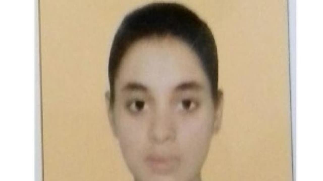 गांव की बेटी ने किया बिहार बोर्ड में टॉप, कोरोना की आपदा देख बोली... IPS बन करूंगी देशसेवा गांव की बेटी ने किया बिहार बोर्ड में टॉप, कोरोना की आपदा देख बोली... IPS बन करूंगी देशसेवा