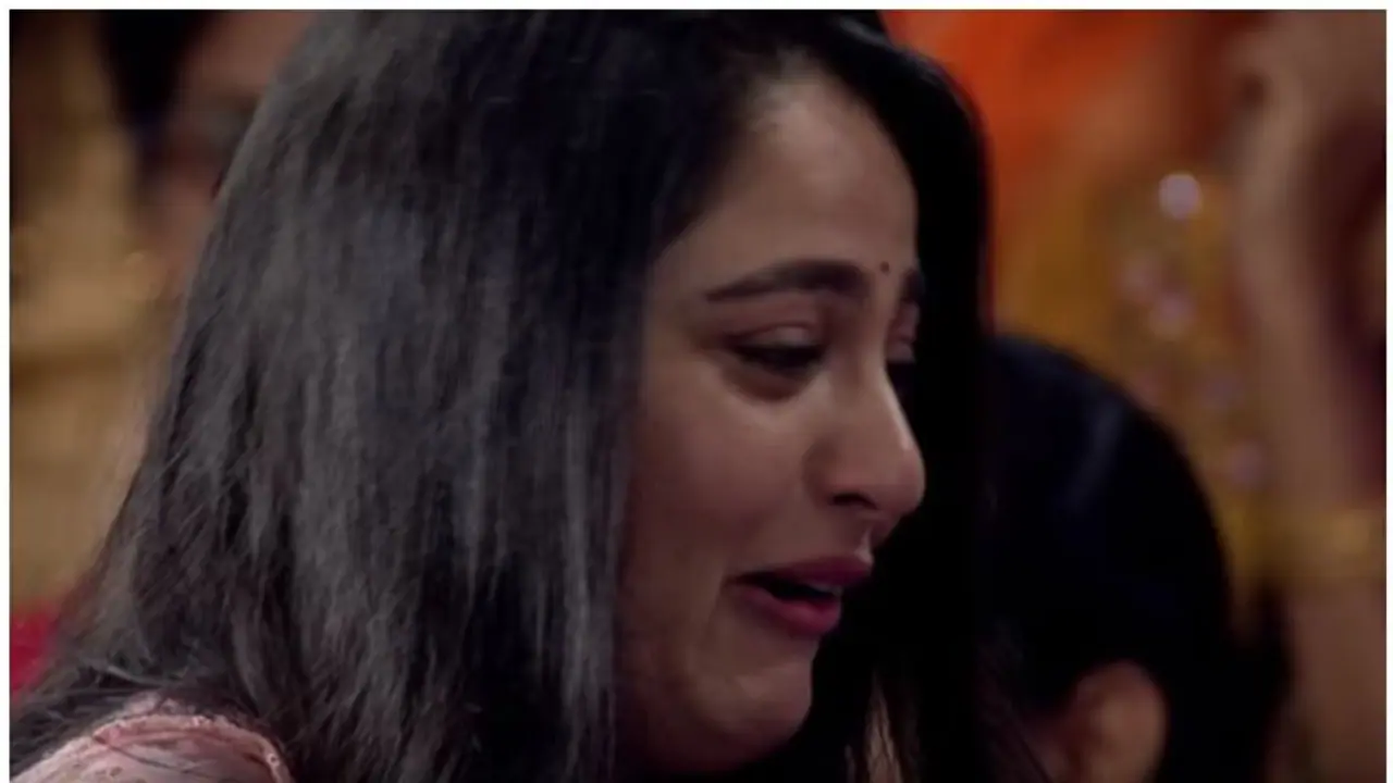 അന്തരിച്ച സംവിധായകനെ ഓര്ത്ത് പൊട്ടിക്കരഞ്ഞ് അനുഷ്ക ഷെട്ടി, വീഡിയോ അന്തരിച്ച സംവിധായകനെ ഓര്ത്ത് പൊട്ടിക്കരഞ്ഞ് അനുഷ്ക ഷെട്ടി, വീഡിയോ