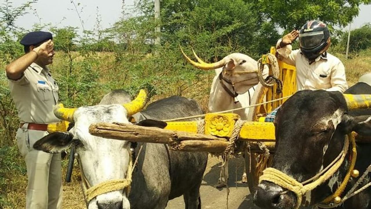 ರೈತನ ಕೊರೋನಾ ಮುನ್ನೆಚ್ಚರಿಕೆ ಕಂಡು ಸೆಲ್ಯೂಟ್ ಹೊಡೆದ ಪೊಲೀಸಪ್ಪ! ರೈತನ ಕೊರೋನಾ ಮುನ್ನೆಚ್ಚರಿಕೆ ಕಂಡು ಸೆಲ್ಯೂಟ್ ಹೊಡೆದ ಪೊಲೀಸಪ್ಪ!