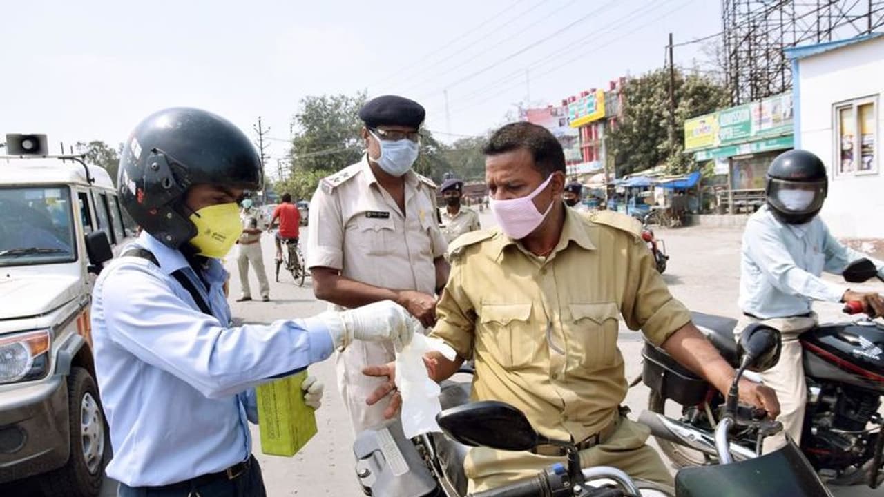 രാജ്യത്തെ കൊവിഡ് ബാധിതരുടെ എണ്ണം 562 ആയി; മഹാരാഷ്ട്രയിലെ ഗ്രാമങ്ങളിലും രോഗം പടരുന്നു രാജ്യത്തെ കൊവിഡ് ബാധിതരുടെ എണ്ണം 562 ആയി; മഹാരാഷ്ട്രയിലെ ഗ്രാമങ്ങളിലും രോഗം പടരുന്നു