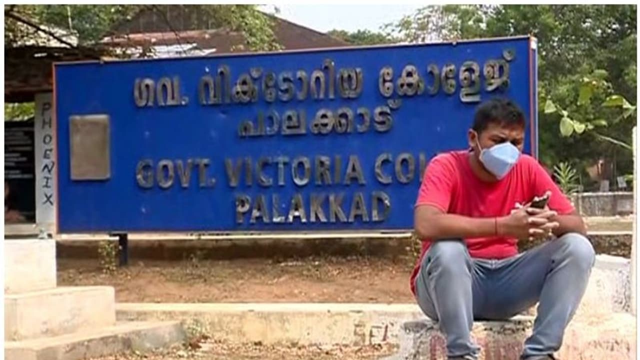 മതിയായ സൗകര്യങ്ങളില്ല; പാലക്കാട് വിക്ടോറിയയിൽ ഐസൊലേഷനിൽ പാർപ്പിച്ചിരിക്കുന്നവർ ദുരിതത്തിൽ മതിയായ സൗകര്യങ്ങളില്ല; പാലക്കാട് വിക്ടോറിയയിൽ ഐസൊലേഷനിൽ പാർപ്പിച്ചിരിക്കുന്നവർ ദുരിതത്തിൽ