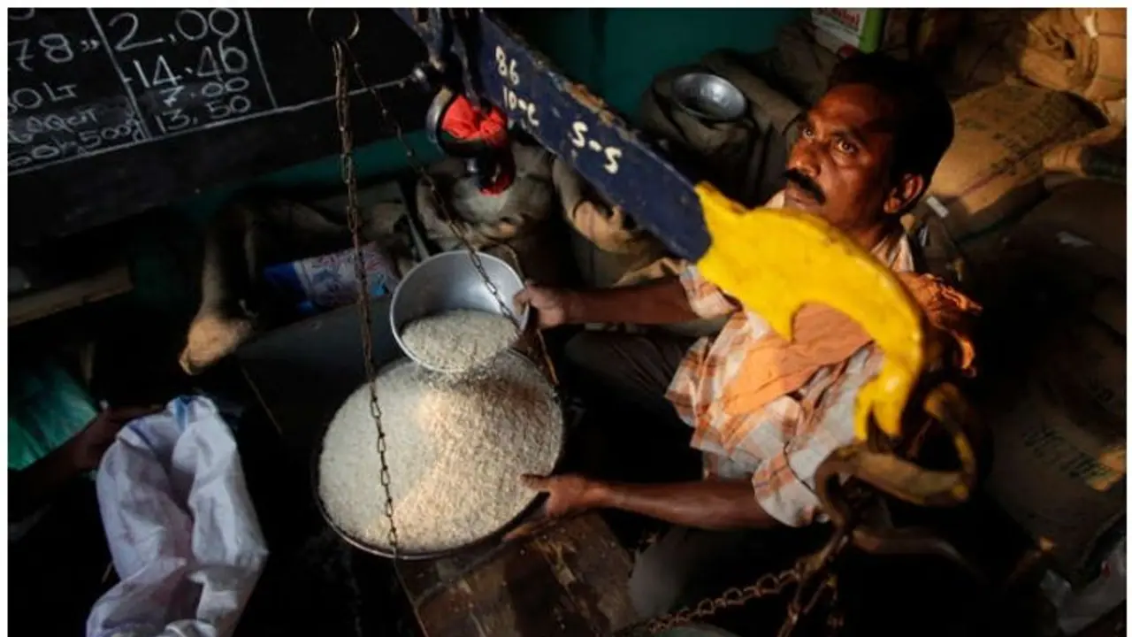 রাজ্য়ে রেশন মিলবে এবার দিন ও রাতে, দোকান খোলার সময়সীমা বাড়াল সরকার