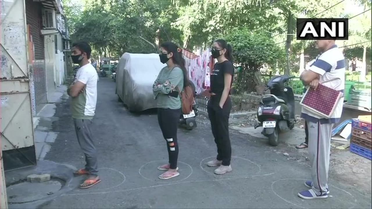 హాస్టల్స్ బాధితులకు ఊరట: సొంతూళ్లకు వెళ్లేందుకు పోలీసుల అనుమతి