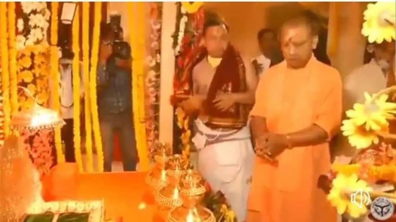 12 മണിക്കൂറിനുള്ളില് പ്രധാനമന്ത്രിയുടെ ലോക്ക്ഡൗണ് ലംഘിച്ച് യോഗി; അയോധ്യയില് പൂജക്ക് നേതൃത്വം നല്കി 12 മണിക്കൂറിനുള്ളില് പ്രധാനമന്ത്രിയുടെ ലോക്ക്ഡൗണ് ലംഘിച്ച് യോഗി; അയോധ്യയില് പൂജക്ക് നേതൃത്വം നല്കി