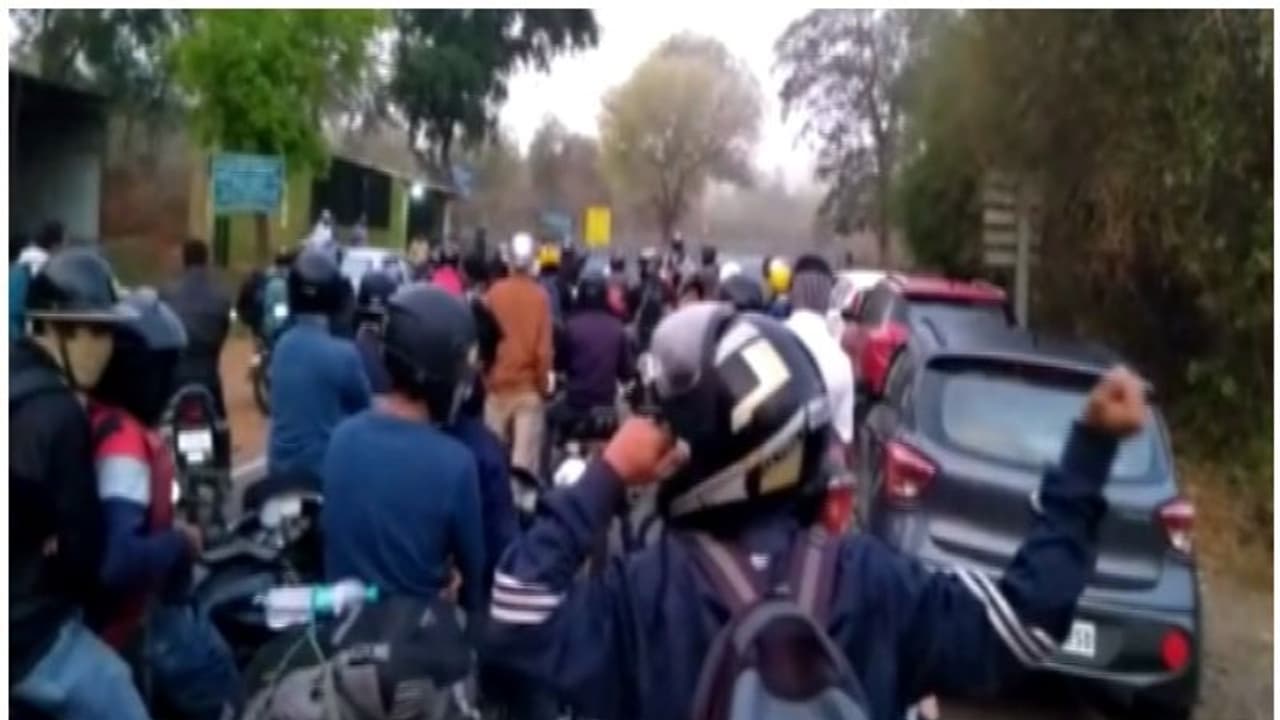 ബന്ദിപ്പൂർ വഴി വന്ന ആരും വീട്ടിൽ പോകരുതെന്ന് കർശന നിർദേശം, വയനാട് അതിർത്തി അടച്ചു ബന്ദിപ്പൂർ വഴി വന്ന ആരും വീട്ടിൽ പോകരുതെന്ന് കർശന നിർദേശം, വയനാട് അതിർത്തി അടച്ചു