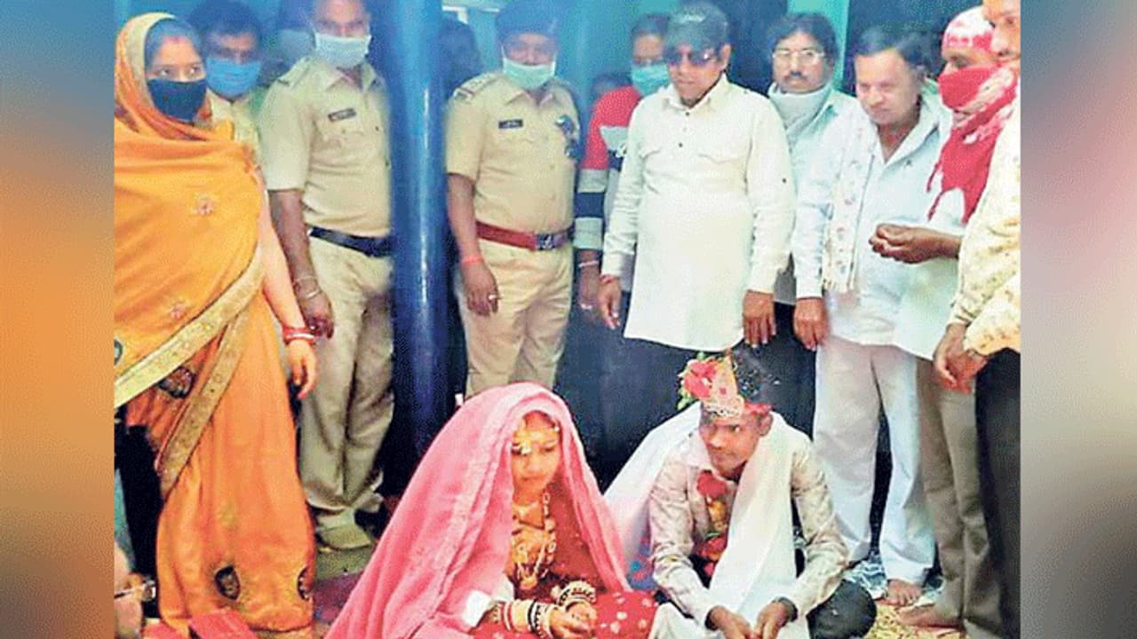 एक विवाह ऐसा भी..बारात में आए 3 लोग, 1 घंटे में पूरी की शादी की रस्में..दूल्हा दुल्हन के टूट गए सपने एक विवाह ऐसा भी..बारात में आए 3 लोग, 1 घंटे में पूरी की शादी की रस्में..दूल्हा दुल्हन के टूट गए सपने