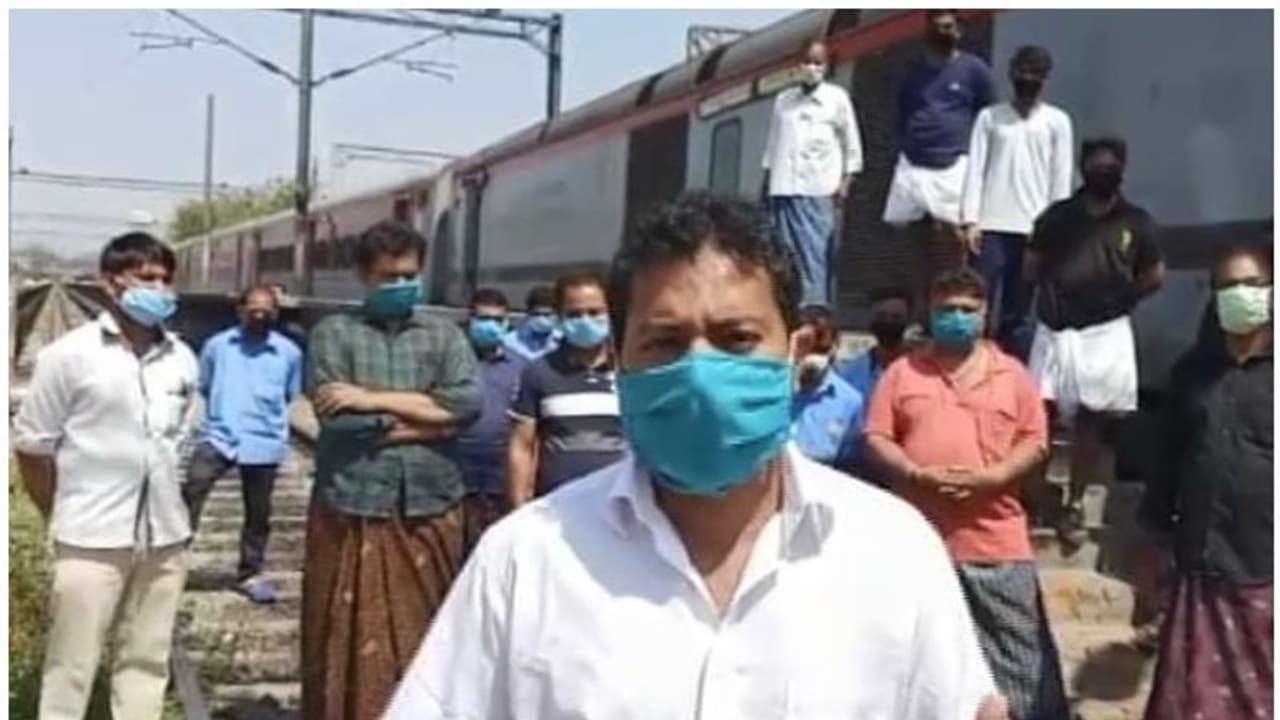 'ഇത്രയും ശവപ്പെട്ടി എടുത്തുവച്ചോ', ദില്ലിയിൽ കുടുങ്ങിയ കേരളാ എക്സ് പ്രസ് സ്റ്റാഫിന് കുടിവെള്ളം പോലുമില്ല 'ഇത്രയും ശവപ്പെട്ടി എടുത്തുവച്ചോ', ദില്ലിയിൽ കുടുങ്ങിയ കേരളാ എക്സ് പ്രസ് സ്റ്റാഫിന് കുടിവെള്ളം പോലുമില്ല