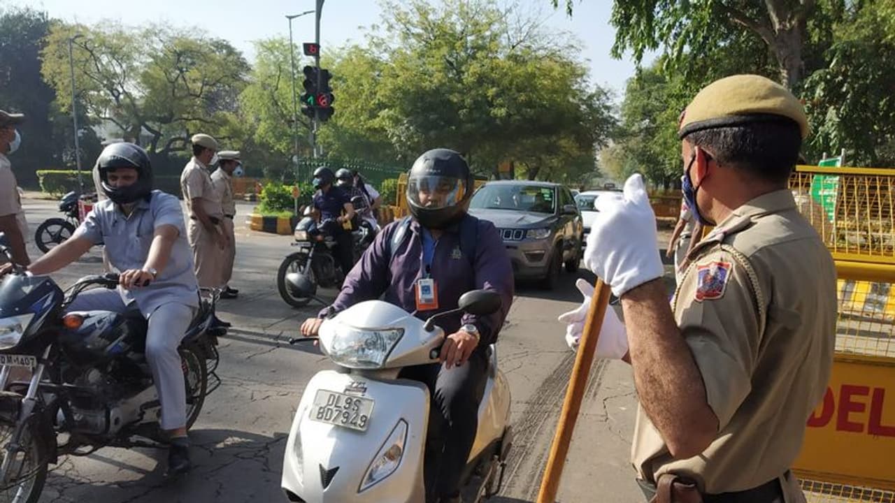 ಭಾರತ ಲಾಕ್ಡೌನ್; ರೋಡಿಗಿಳಿದ 2000ಕ್ಕೂ ಹೆಚ್ಚು ವಾಹನಕ್ಕೆ ದುಬಾರಿ ಫೈನ್! ಭಾರತ ಲಾಕ್ಡೌನ್; ರೋಡಿಗಿಳಿದ 2000ಕ್ಕೂ ಹೆಚ್ಚು ವಾಹನಕ್ಕೆ ದುಬಾರಿ ಫೈನ್!