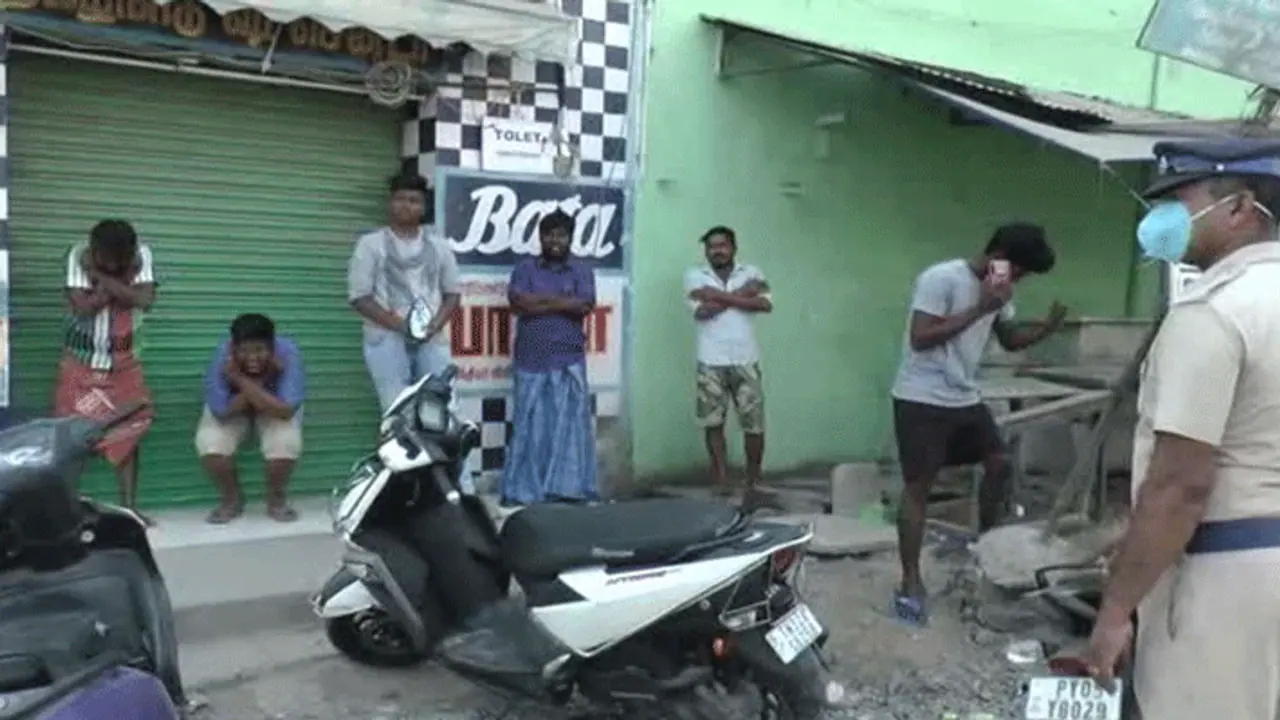 ஊரடங்கை மீறி வாகனத்தில் சுற்றிய 4 இளைஞர்கள்... ஸ்பாட் பனிஷ்மென்ட் கொடுத்த போலீஸ்..!