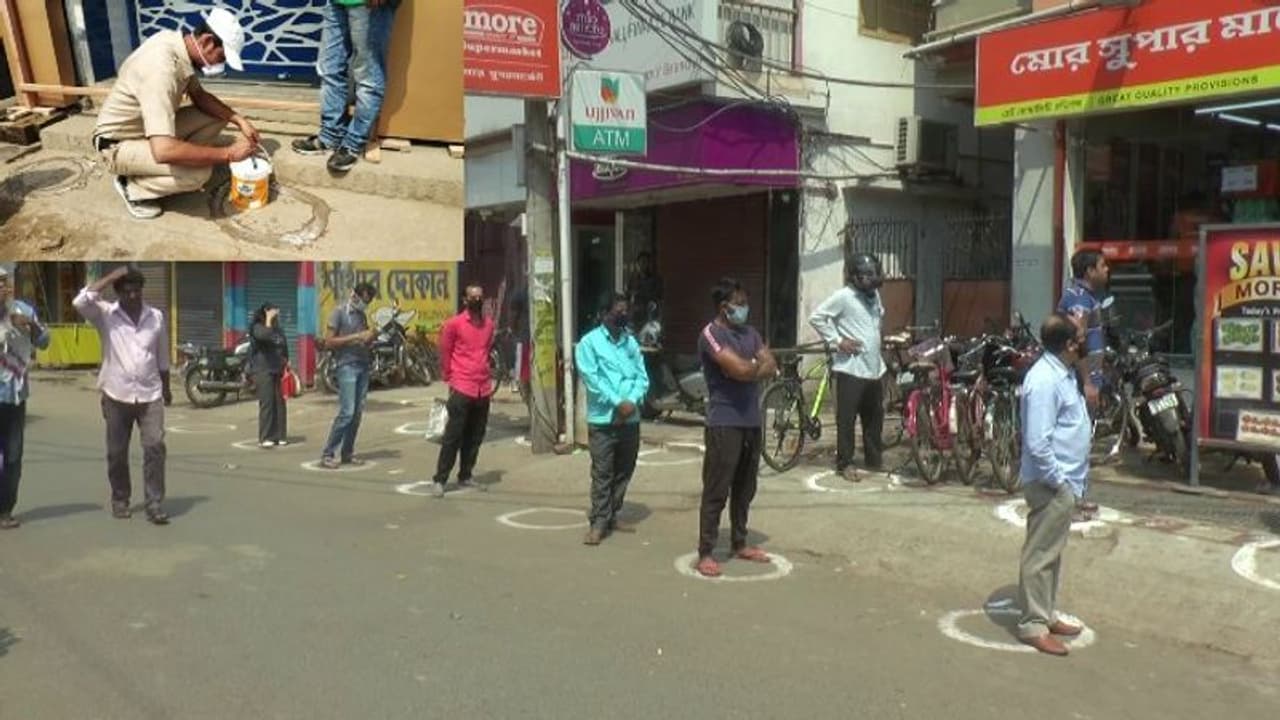 করোনা রুখতে নয়া উদ্য়োগ, দূরত্ব বজায় রাখতে লক্ষণরেখা আঁকল পুলিশ করোনা রুখতে নয়া উদ্য়োগ, দূরত্ব বজায় রাখতে লক্ষণরেখা আঁকল পুলিশ
