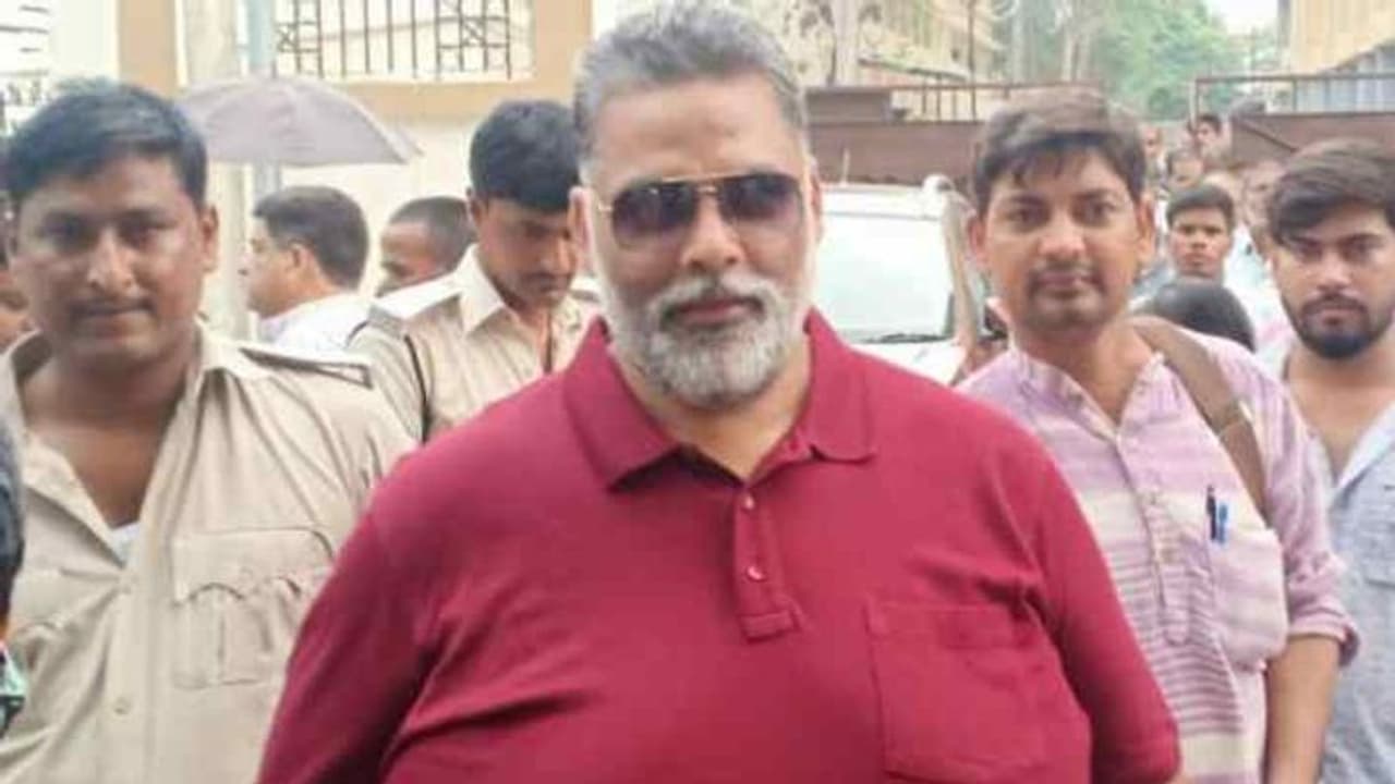 लॉकडाउन में लोगों को मास्क देकर सोशल वर्क कर रहे थे पप्पू यादव, अब पड़े 'लेने के देने' लॉकडाउन में लोगों को मास्क देकर सोशल वर्क कर रहे थे पप्पू यादव, अब पड़े 'लेने के देने'