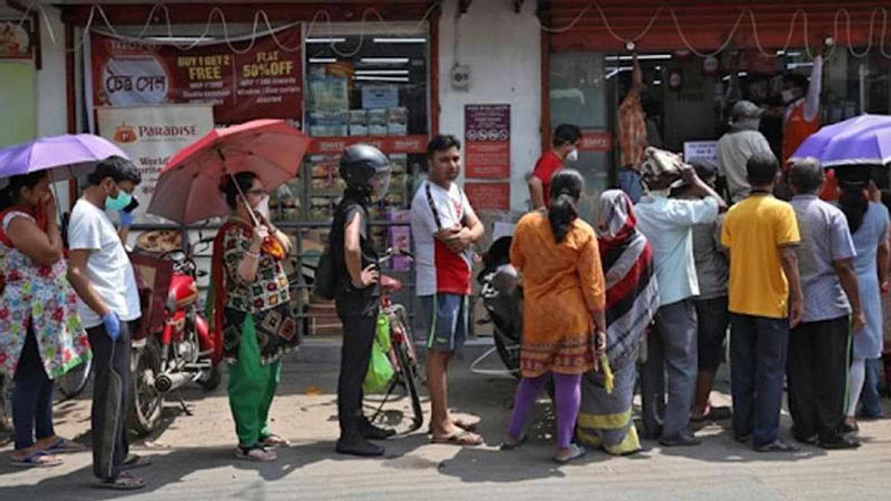 कोरोना@काम की खबरः अयोध्या DM की अनोखी पहल, 475 रु. में 10 वस्तुओं की पैकेट लोगों के घर पहुंचाएं दुकानदार कोरोना@काम की खबरः अयोध्या DM की अनोखी पहल, 475 रु. में 10 वस्तुओं की पैकेट लोगों के घर पहुंचाएं दुकानदार