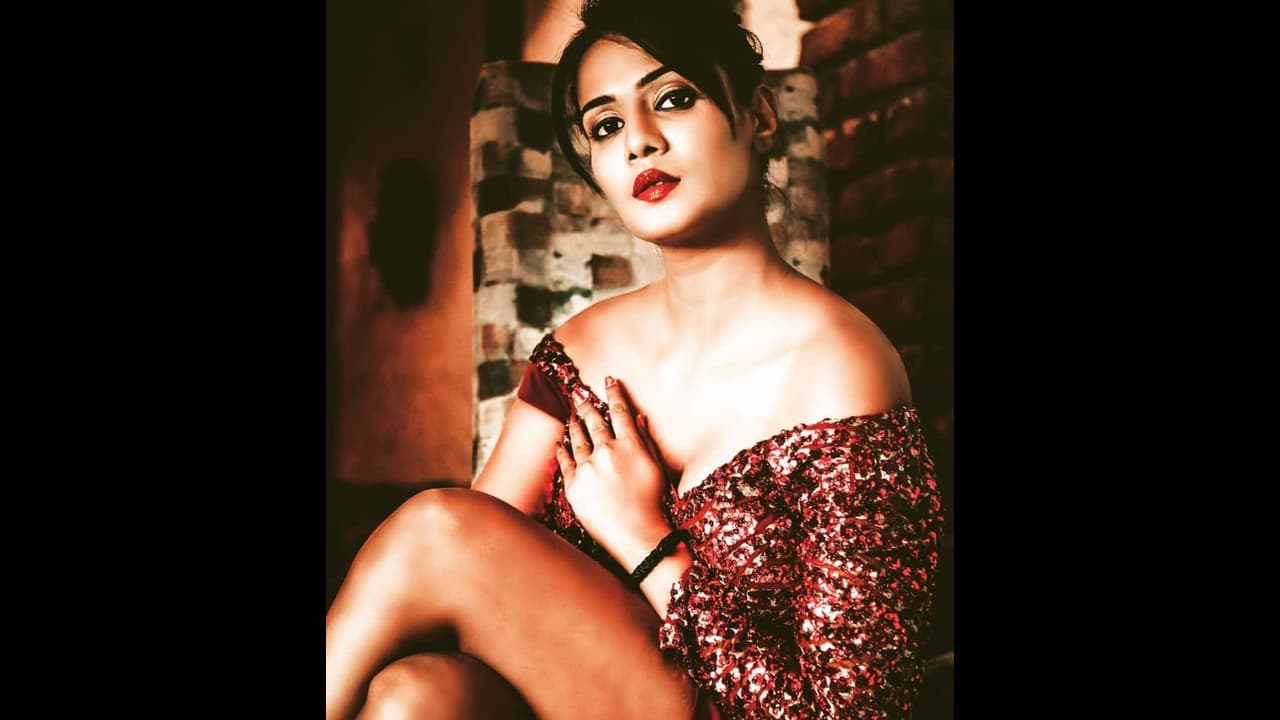 “முழுசா அவுத்துட்டு போஸ் கொடுத்திருக்கலாம்”... மோசமான உடையில் கன்றாவி போஸ் கொடுத்த மீரா மிதுன்...! “முழுசா அவுத்துட்டு போஸ் கொடுத்திருக்கலாம்”... மோசமான உடையில் கன்றாவி போஸ் கொடுத்த மீரா மிதுன்...!