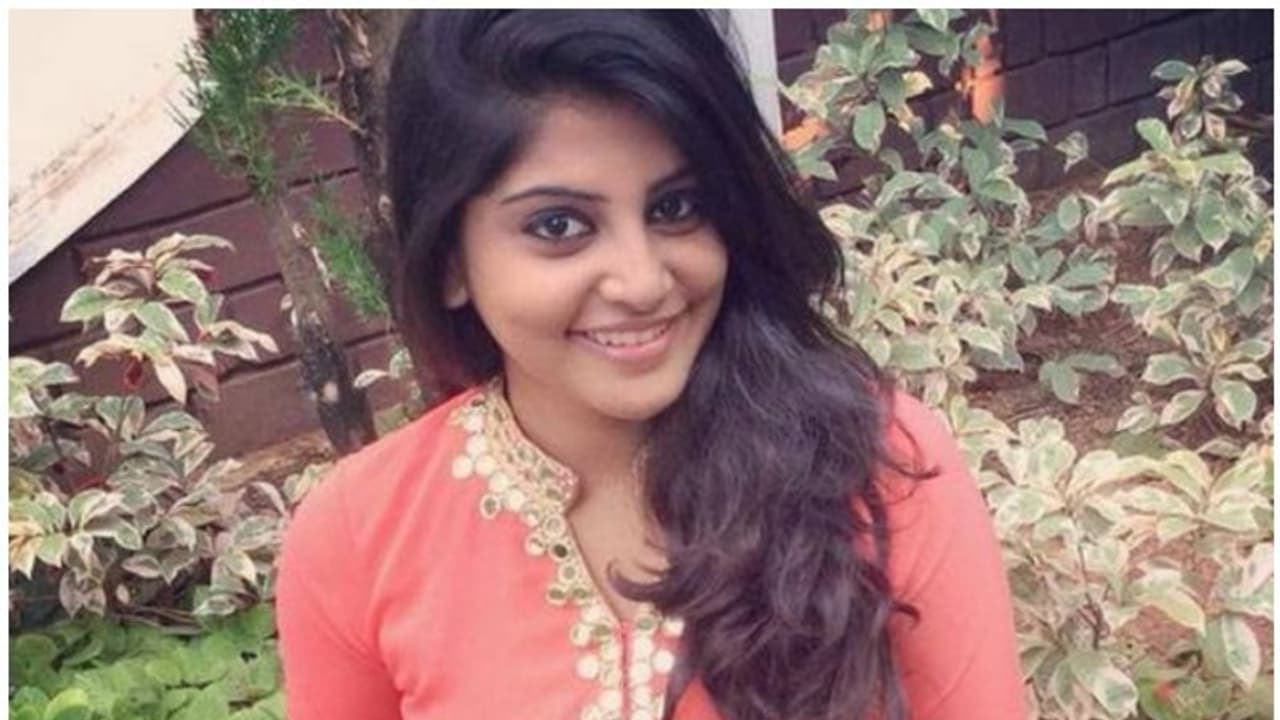 വീട്ടിലിരുന്നാല് നിങ്ങള് ഭക്ഷണം നല്കുമോ?; വിമര്ശകന്റെ ചോദ്യത്തോട് രൂക്ഷമായി പ്രതികരിച്ച് മഞ്ജിമ മോഹൻ വീട്ടിലിരുന്നാല് നിങ്ങള് ഭക്ഷണം നല്കുമോ?; വിമര്ശകന്റെ ചോദ്യത്തോട് രൂക്ഷമായി പ്രതികരിച്ച് മഞ്ജിമ മോഹൻ