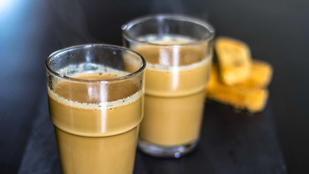 ಕೊರೋನಾ ಬರೋದಿಲ್ಲವೆಂದು ರಾತ್ರಿಯಿಡಿ ಚಹಾ ಕುಡಿದಿದ್ದೇ ಕುಡಿದಿದ್ದು! ಕೊರೋನಾ ಬರೋದಿಲ್ಲವೆಂದು ರಾತ್ರಿಯಿಡಿ ಚಹಾ ಕುಡಿದಿದ್ದೇ ಕುಡಿದಿದ್ದು!