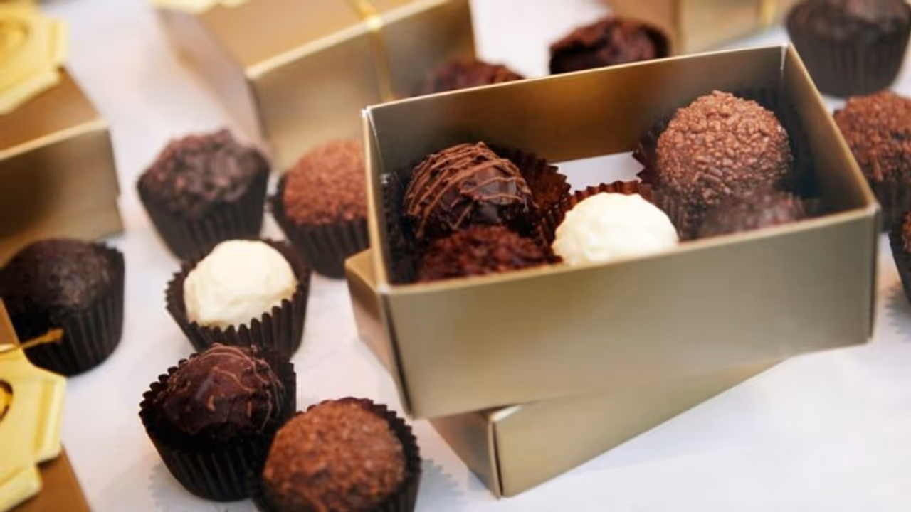 ചോക്ലേറ്റ് പാക്കറ്റ് വീട്ടിൽവെച്ച് പൊട്ടിക്കുന്നതിൽ ഒളിഞ്ഞിരിക്കുന്നത് വലിയ അപകടം !