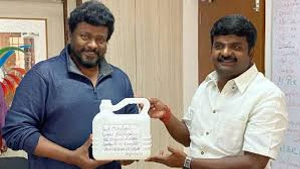 5 லிட்டர் சானிடைசருடன் அமைச்சர் விஜயபாஸ்கரை சந்தித்த பார்த்திபன்... எதற்காக தெரியுமா? 5 லிட்டர் சானிடைசருடன் அமைச்சர் விஜயபாஸ்கரை சந்தித்த பார்த்திபன்... எதற்காக தெரியுமா?