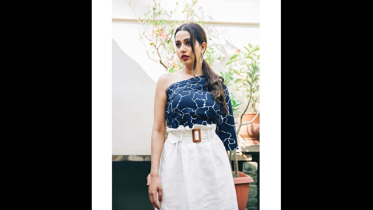 இவர் தான் பிக்பாஸ் ரைசா காதலரா...? நெஞ்சோடு அணைத்தபடி வெளியிட்ட கிளுகிளுப்பு கிளிக்ஸ்!