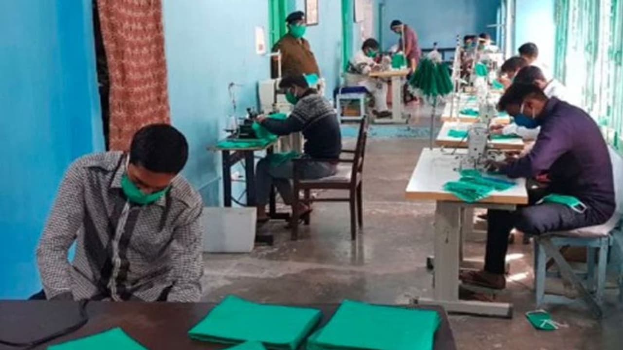 यूपी की जेलों में बंद कैदियों ने संकट की इस घड़ी में रचा इतिहास, 10 दिन में बनाए सवा लाख मास्क यूपी की जेलों में बंद कैदियों ने संकट की इस घड़ी में रचा इतिहास, 10 दिन में बनाए सवा लाख मास्क