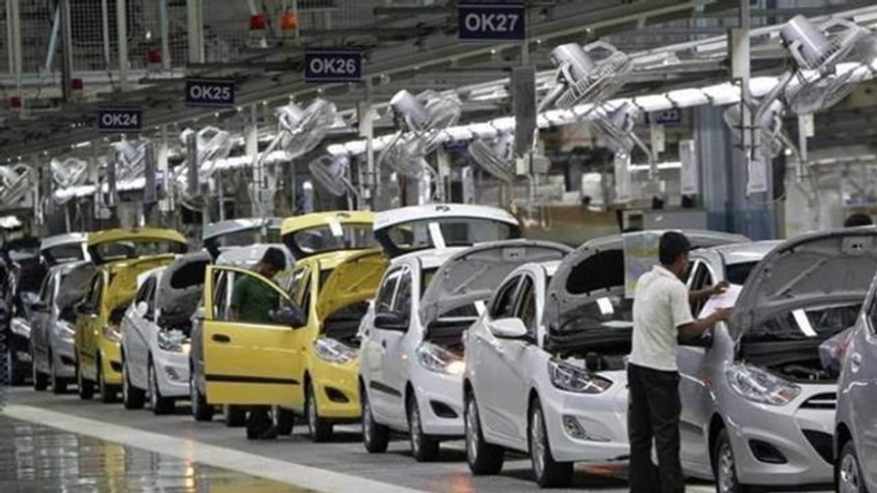 सियाम ने कहा, ऑटो सेक्टर की कंपनियों को कारखाने बंद होने से रोज 2,300 करोड़ रुपए का नुकसान सियाम ने कहा, ऑटो सेक्टर की कंपनियों को कारखाने बंद होने से रोज 2,300 करोड़ रुपए का नुकसान