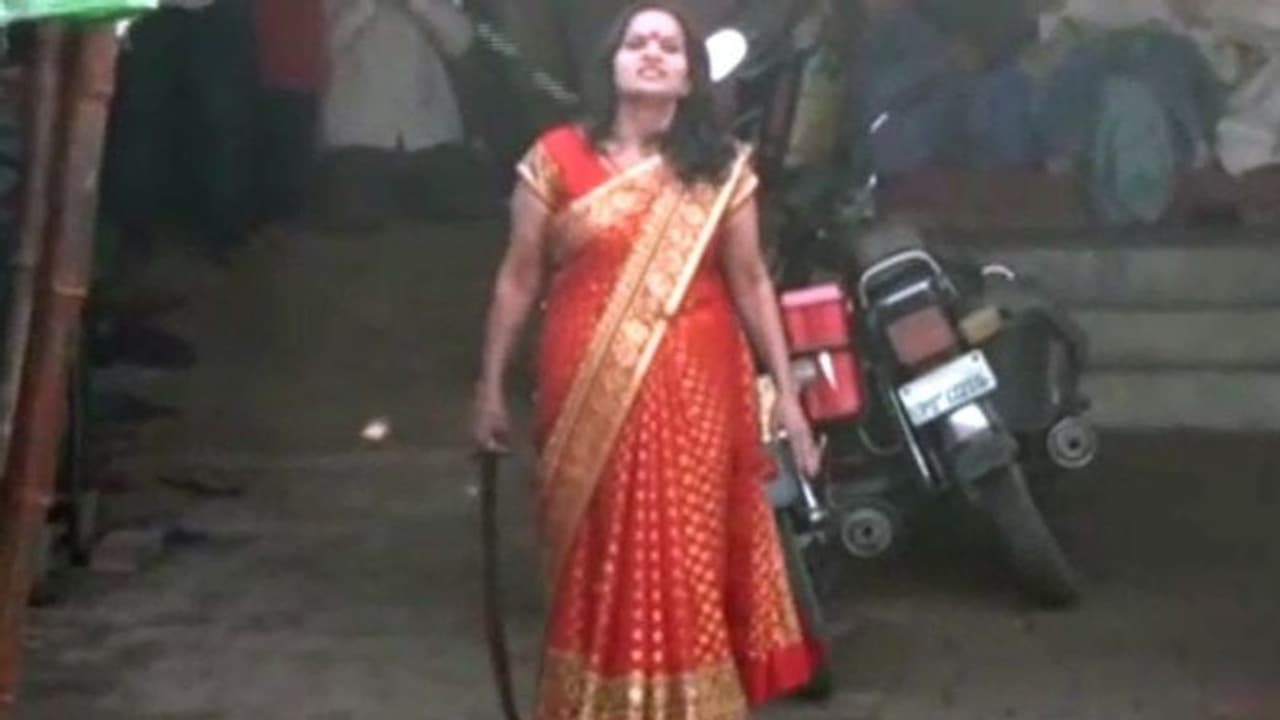 പൊലീസിനെതിരെ വാള് വീശി 'ആള്ദൈവ'ത്തിന്റെ പ്രകടനം; ഒടുവില് അറസ്റ്റ്... പൊലീസിനെതിരെ വാള് വീശി 'ആള്ദൈവ'ത്തിന്റെ പ്രകടനം; ഒടുവില് അറസ്റ്റ്...