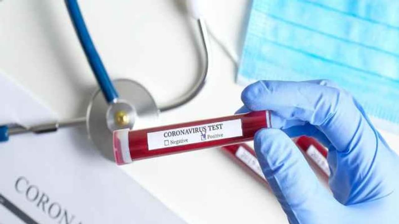 സൗദിയില് ട്രോളിയില് തുപ്പിയ വിദേശ പൗരന് കൊവിഡ് 19 സൗദിയില് ട്രോളിയില് തുപ്പിയ വിദേശ പൗരന് കൊവിഡ് 19