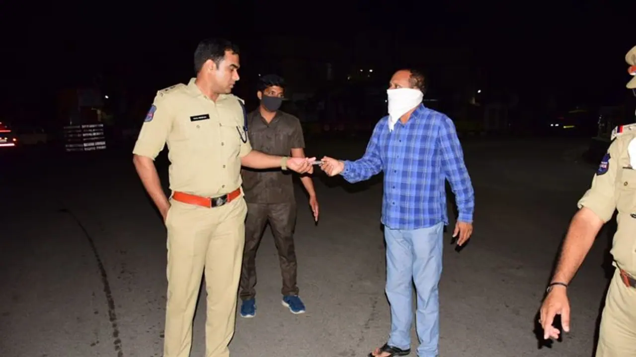 సిరిసిల్ల జిల్లాలో ఎస్పీ అంటే హడల్: స్వయంగా లాఠీ పట్టుకుని .. వింటే సరి, లేదంటే సిరిసిల్ల జిల్లాలో ఎస్పీ అంటే హడల్: స్వయంగా లాఠీ పట్టుకుని .. వింటే సరి, లేదంటే