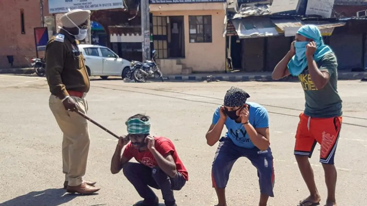 दिल्ली में लॉकडाउन का पहला दिन: घर से बाहर निकलने पर 5103 लोग हिरासत में, 956 गाड़ियां सीज दिल्ली में लॉकडाउन का पहला दिन: घर से बाहर निकलने पर 5103 लोग हिरासत में, 956 गाड़ियां सीज