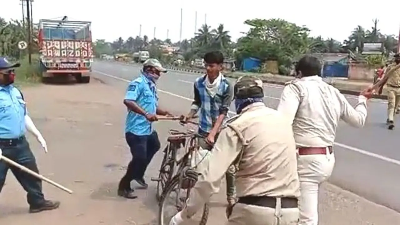 কথা না শুনে দেদার পেটাচ্ছে পুলিশ, মুখ্য়মন্ত্রীর কাছে গেল চিঠি কথা না শুনে দেদার পেটাচ্ছে পুলিশ, মুখ্য়মন্ত্রীর কাছে গেল চিঠি