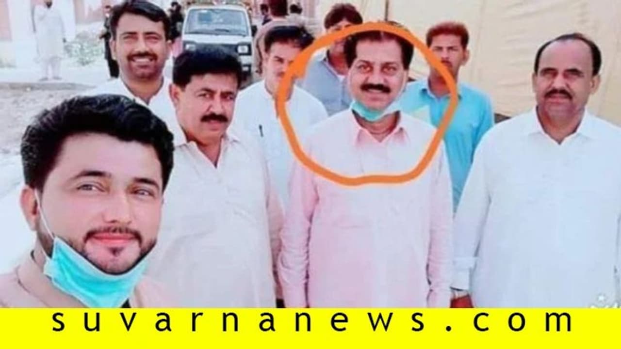 ಕೊರೋನಾ ಸೋಂಕಿತನೊಂದಿಗೆ ಸೆಲ್ಫೀ ತೆಗೆದುಕೊಂಡ ಪಾಕ್ ಸಿಬ್ಬಂದಿ! ಕೊರೋನಾ ಸೋಂಕಿತನೊಂದಿಗೆ ಸೆಲ್ಫೀ ತೆಗೆದುಕೊಂಡ ಪಾಕ್ ಸಿಬ್ಬಂದಿ!