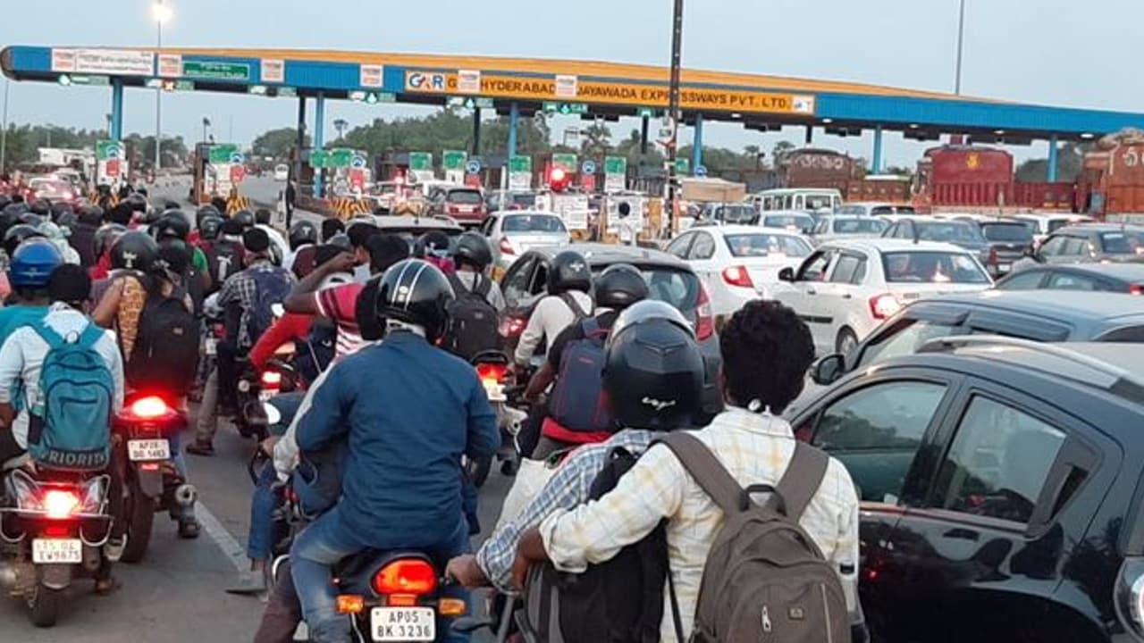 తెలంగాణ నుంచి బారులు: సరిహద్దులో వేల మంది ఆంధ్ర విద్యార్థిలు పడిగాపులు తెలంగాణ నుంచి బారులు: సరిహద్దులో వేల మంది ఆంధ్ర విద్యార్థిలు పడిగాపులు