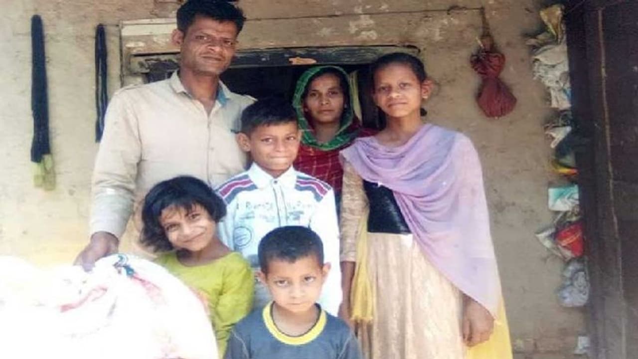 लॉक डाउन से गरीबों के खाने को पड़े लाले, 2 दिनों से भूखा मिला यह मजदूर का परिवार लॉक डाउन से गरीबों के खाने को पड़े लाले, 2 दिनों से भूखा मिला यह मजदूर का परिवार