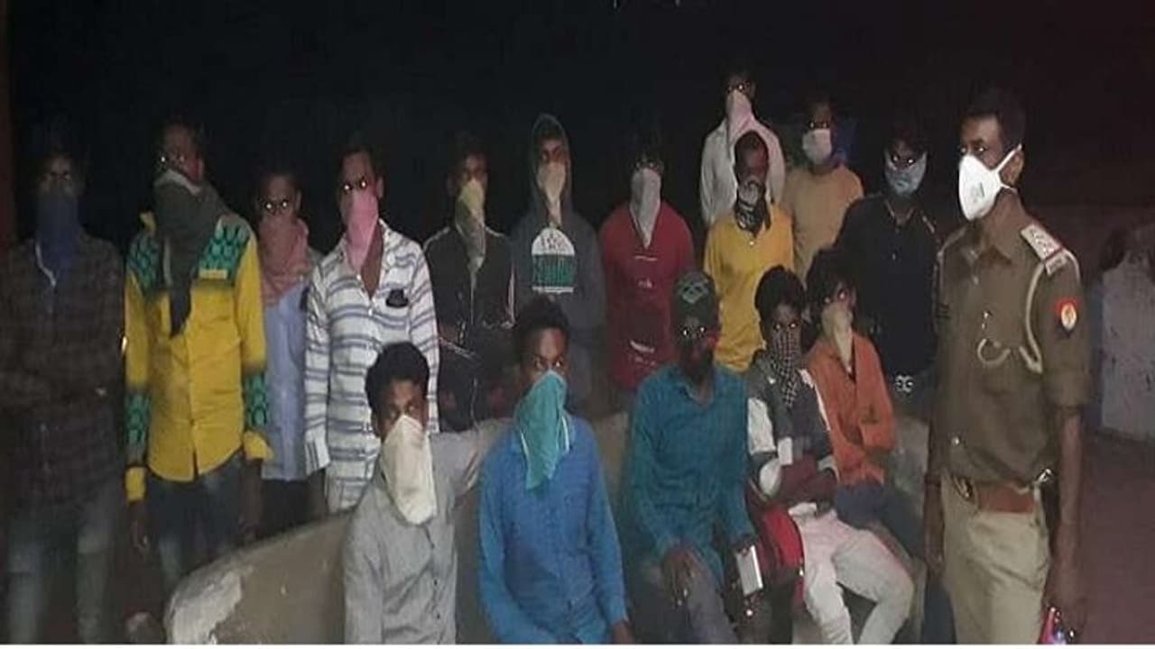 ट्रेन बंद होने से बीच रास्ते में भूखे फंसे 16 यात्री, रेल ट्रैक के सहारे यूपी से पैदल ही निकल पड़े बिहार ट्रेन बंद होने से बीच रास्ते में भूखे फंसे 16 यात्री, रेल ट्रैक के सहारे यूपी से पैदल ही निकल पड़े बिहार