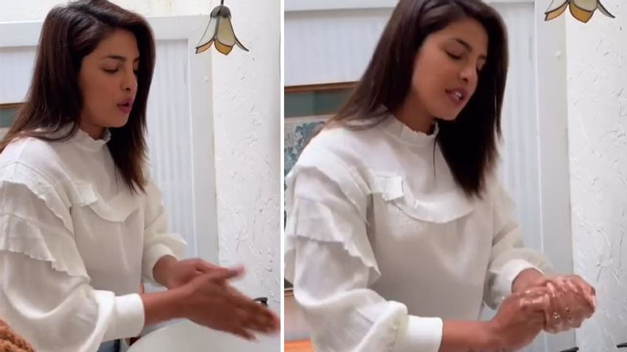 'देसी गर्ल' ने लिया सेफ हैंड्स चैलेंज, साथ में गाया 10 साल छोटे पति का लिखा गाना 'देसी गर्ल' ने लिया सेफ हैंड्स चैलेंज, साथ में गाया 10 साल छोटे पति का लिखा गाना