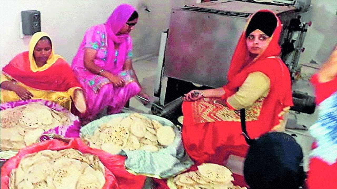 नारी शक्ति को सलाम..कोरोना के कहर में कोई नहीं सोएगा भूखा, सुबह 5 बजे से खाना बना रहीं हैं यह महिलाएं नारी शक्ति को सलाम..कोरोना के कहर में कोई नहीं सोएगा भूखा, सुबह 5 बजे से खाना बना रहीं हैं यह महिलाएं