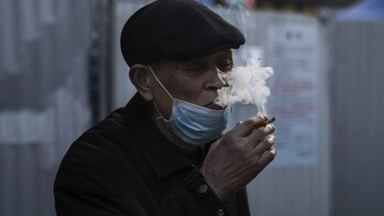 പുകവലിക്കുന്നവരില്‍ കൊവിഡ് പടരുന്നതിനുള്ള സാധ്യത കൂടുതല്‍; ചൈനയുടെ അനുഭവം ഇങ്ങനെ...