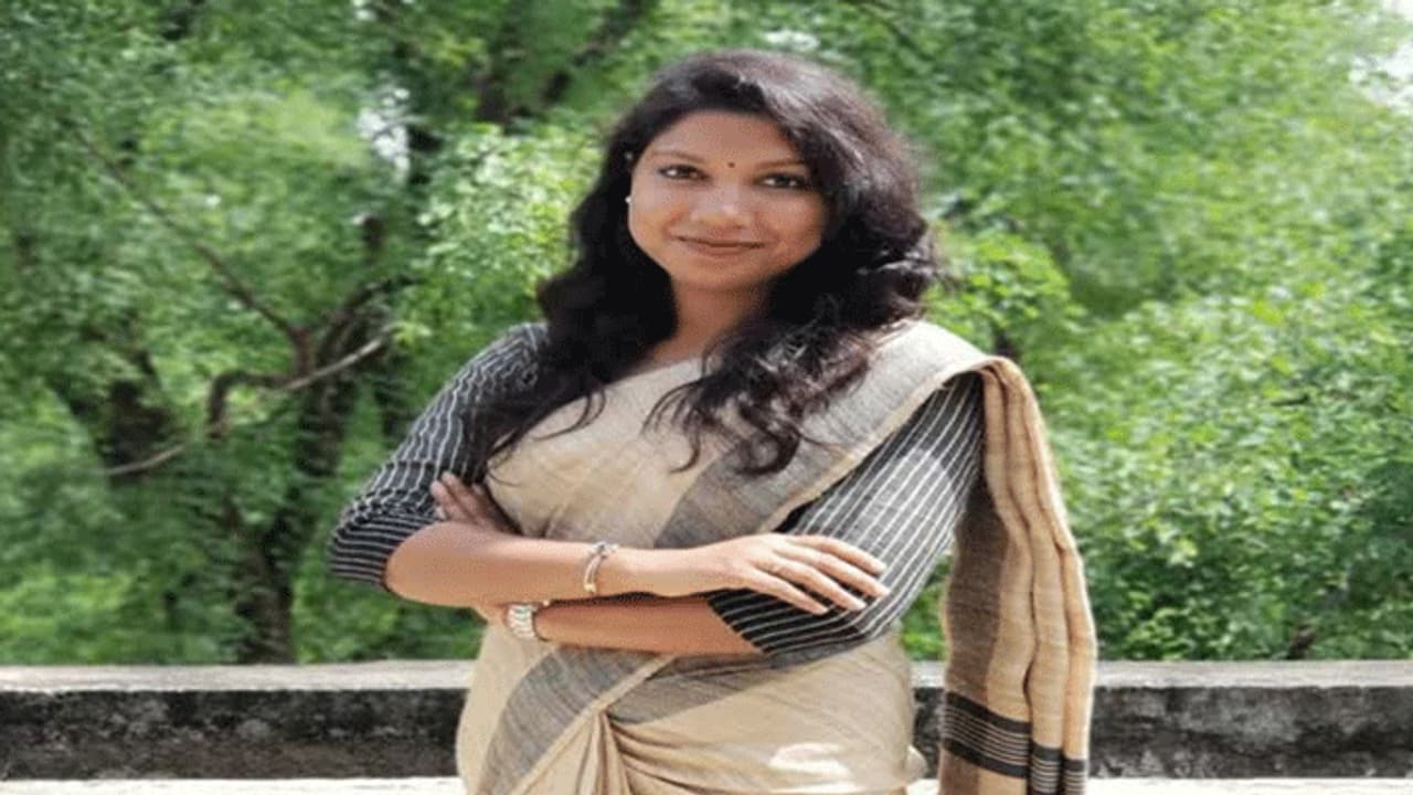 இந்தியாவில் கொடூர முகத்தை காட்டும் கொரோனா... வேறு வழியில்லாமல் திருமணத்தை நிறுத்திய துணை ஆட்சியர்...! இந்தியாவில் கொடூர முகத்தை காட்டும் கொரோனா... வேறு வழியில்லாமல் திருமணத்தை நிறுத்திய துணை ஆட்சியர்...!