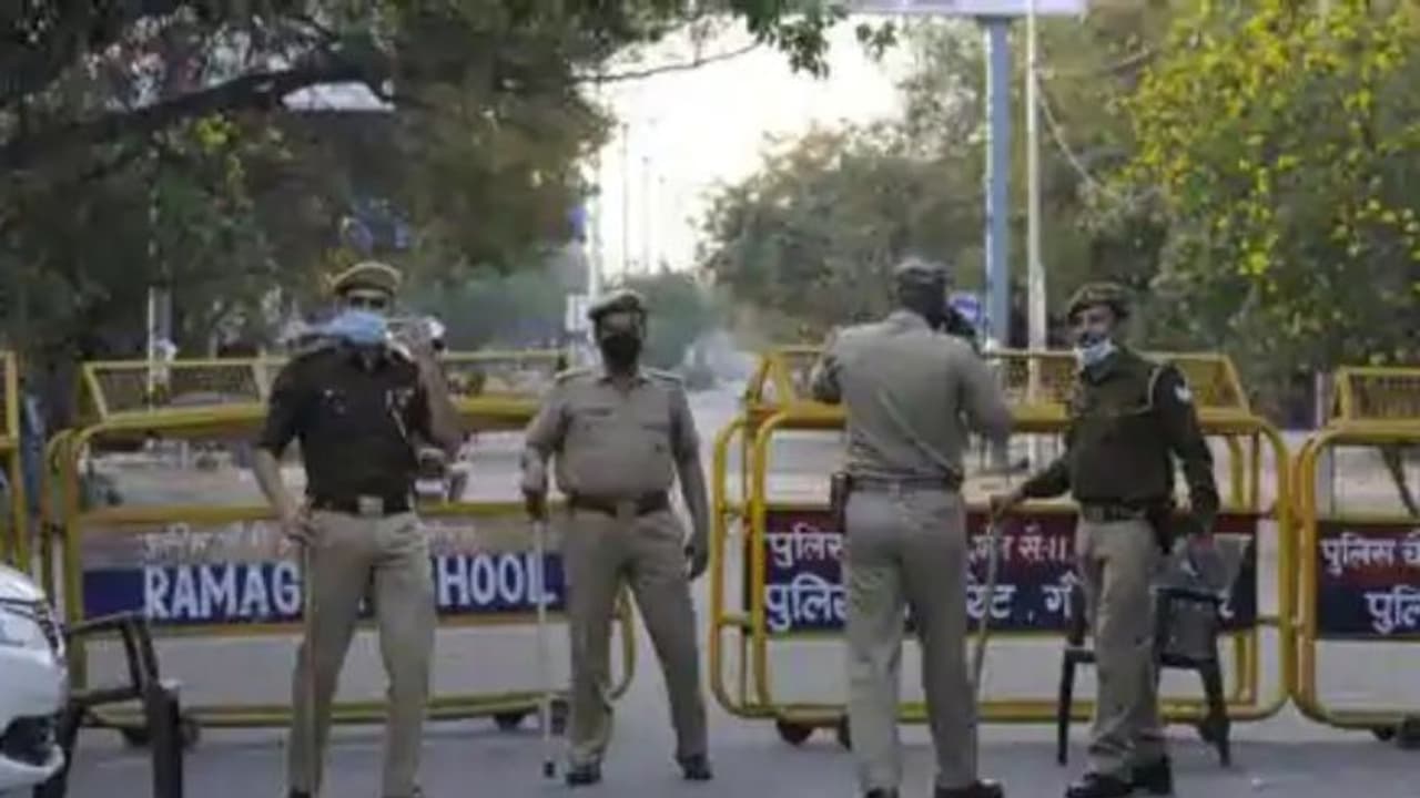 ലോക്ക് ഡൗൺ; പാലുവാങ്ങാൻ പുറത്തിറങ്ങിയ ആൾ പൊലീസിന്റെ മർദ്ദനമേറ്റ് മരിച്ചതായി റിപ്പോർട്ട് ലോക്ക് ഡൗൺ; പാലുവാങ്ങാൻ പുറത്തിറങ്ങിയ ആൾ പൊലീസിന്റെ മർദ്ദനമേറ്റ് മരിച്ചതായി റിപ്പോർട്ട്