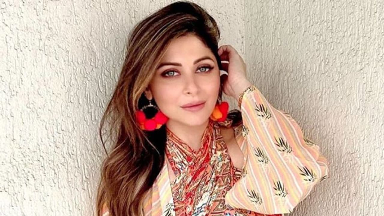 இங்கிலாந்து இளவரசருக்கு கொரோனா பரப்பினாரா பாடகி கனிகா கபூர் ?... வைரலாகும் பகீர் போட்டோ...!