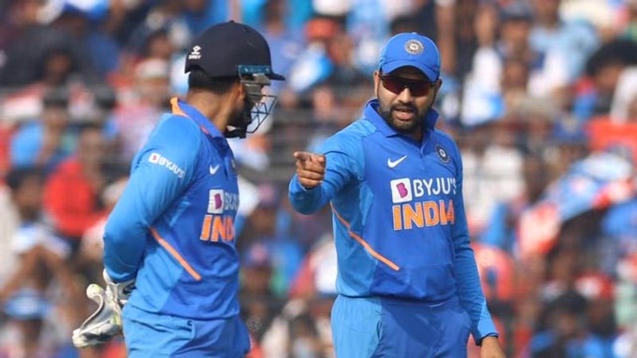 ಎಂ ಎಸ್ ಧೋನಿ ಫಾಲೋ ಮಾಡಲು ಹೋಗಿ ಎಡವಿಬಿದ್ದ ರೋಹಿತ್ ಶರ್ಮಾ..! ಎಂ ಎಸ್ ಧೋನಿ ಫಾಲೋ ಮಾಡಲು ಹೋಗಿ ಎಡವಿಬಿದ್ದ ರೋಹಿತ್ ಶರ್ಮಾ..!