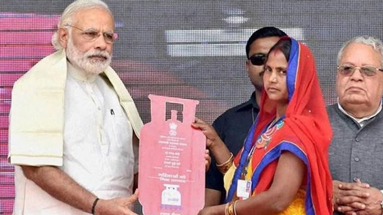 कोरोना@काम की खबर: 20 करोड़ महिलाओं को 3 महीने तक 500 500 रु. और फ्री सिलेंडर देगी मोदी सरकार कोरोना@काम की खबर: 20 करोड़ महिलाओं को 3 महीने तक 500 500 रु. और फ्री सिलेंडर देगी मोदी सरकार