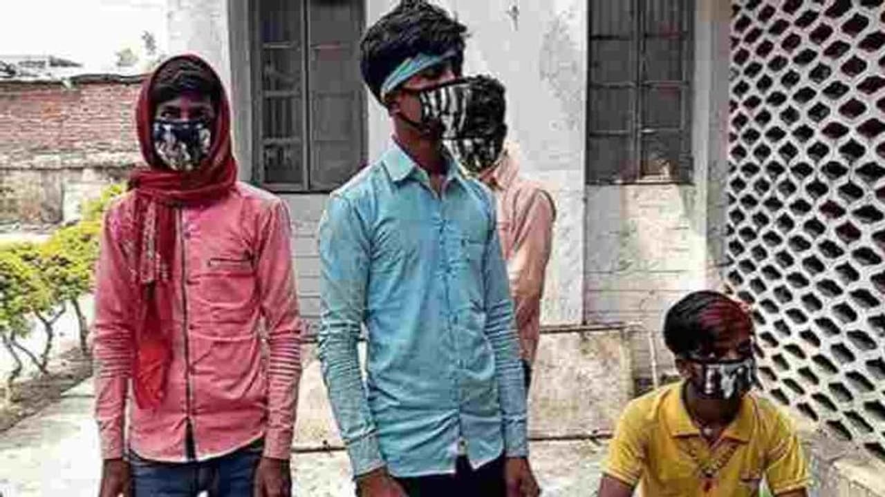 लॉकडाउन में नहीं मिली कोई गाड़ी, पैदल ही चलकर कुछ यूं बिहार पहुंचे पांच 'मजदूर' लॉकडाउन में नहीं मिली कोई गाड़ी, पैदल ही चलकर कुछ यूं बिहार पहुंचे पांच 'मजदूर'