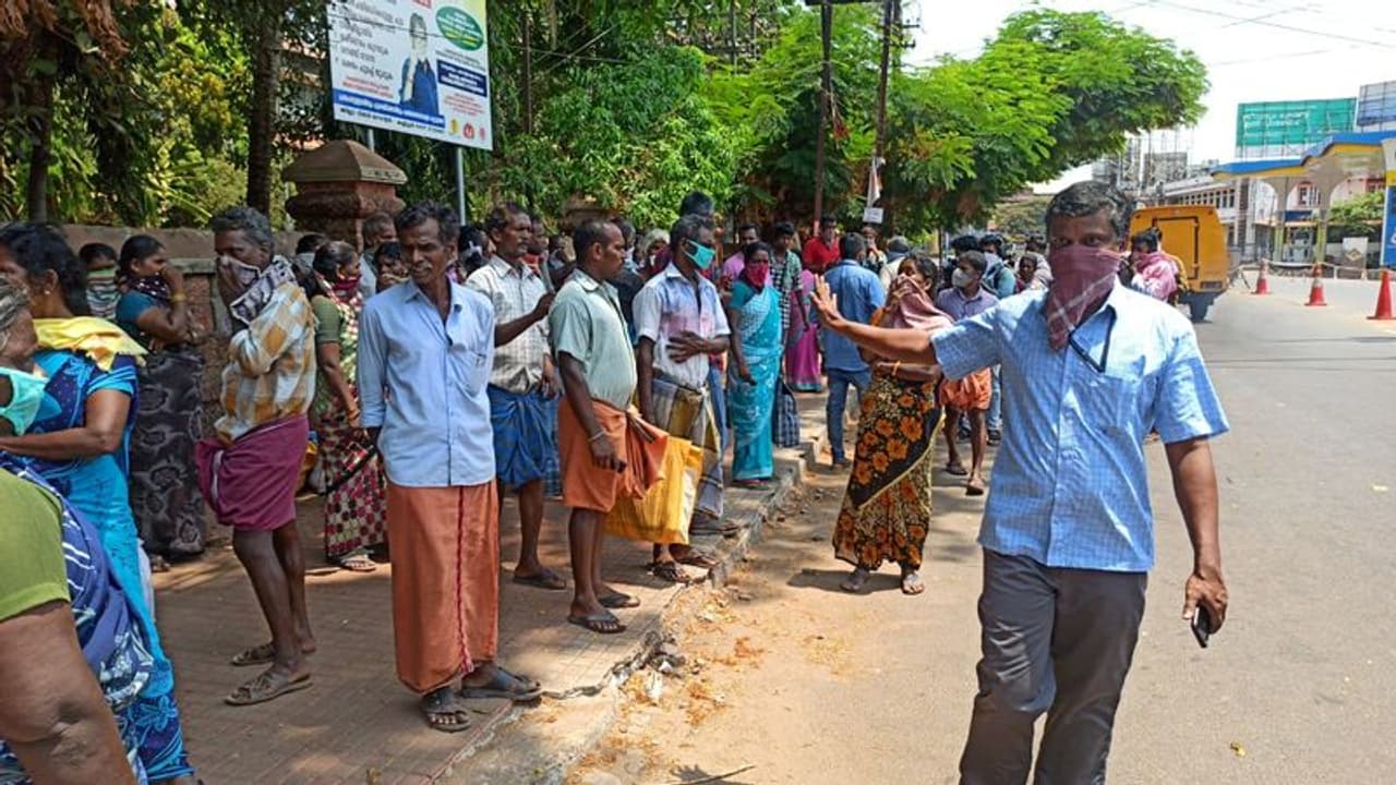 ಗುಳೆ ಹೋಗಿ ಸಿಲುಕಿಕೊಂಡ ಸಾವಿರಾರು ಕಾರ್ಮಿಕರು: ತುತ್ತು ಅನ್ನಕ್ಕಾಗಿ ಪರದಾಟ ಗುಳೆ ಹೋಗಿ ಸಿಲುಕಿಕೊಂಡ ಸಾವಿರಾರು ಕಾರ್ಮಿಕರು: ತುತ್ತು ಅನ್ನಕ್ಕಾಗಿ ಪರದಾಟ