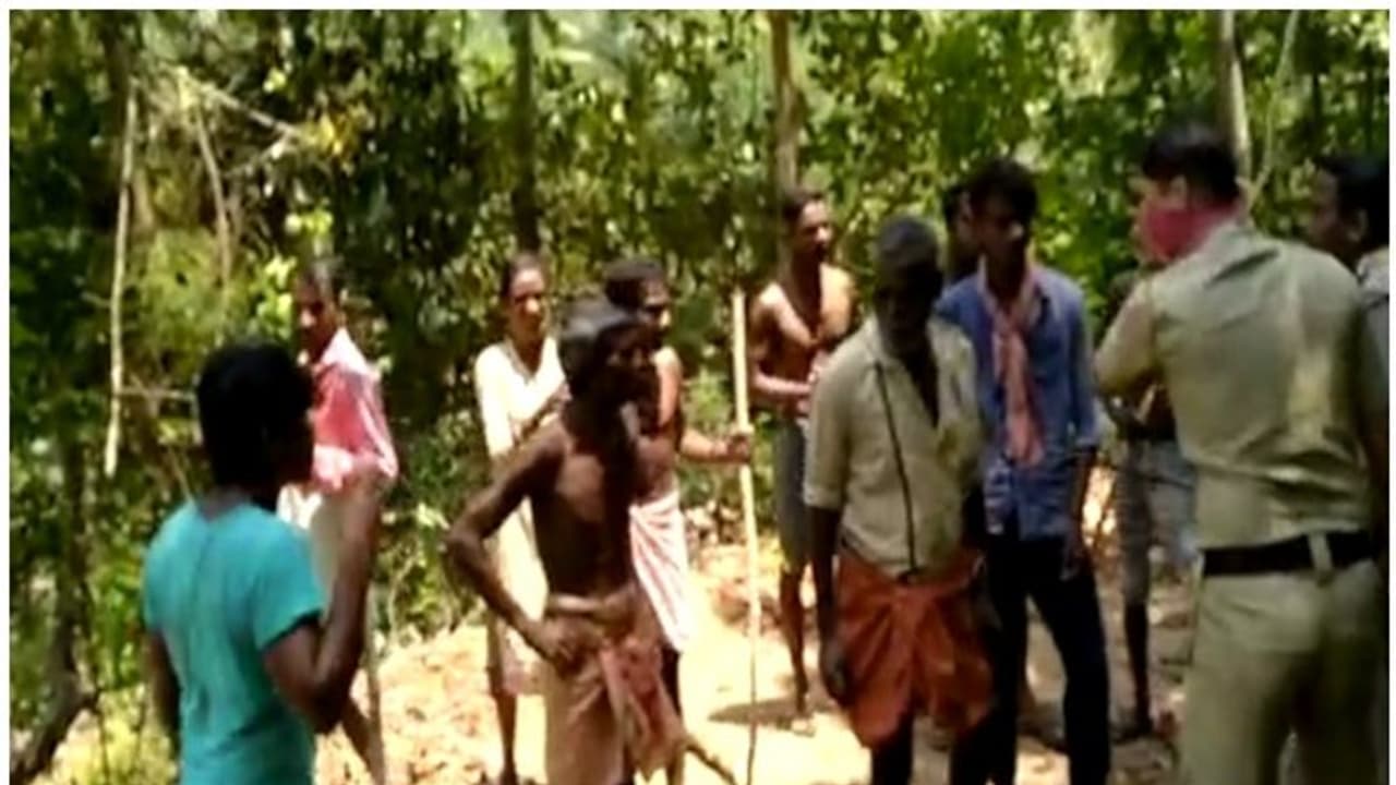 ആരോഗ്യപ്രവര്ത്തകരെ പ്രവേശിപ്പിക്കാതെ റോഡ് അടച്ചു; തടസം നീക്കാനെത്തിയ പൊലീസുകാര്ക്ക് മര്ദ്ദനം ആരോഗ്യപ്രവര്ത്തകരെ പ്രവേശിപ്പിക്കാതെ റോഡ് അടച്ചു; തടസം നീക്കാനെത്തിയ പൊലീസുകാര്ക്ക് മര്ദ്ദനം