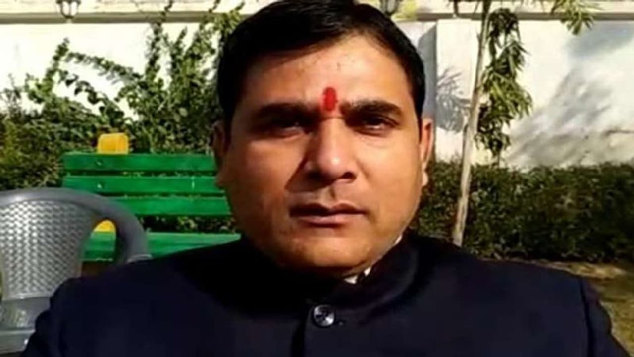 BJP विधायक के बिगड़े बोल, कहा लॉकडाउन के दौरान बाहर निकलने वालों को गोली मार दे पुलिस, देंगे ईनाम BJP विधायक के बिगड़े बोल, कहा लॉकडाउन के दौरान बाहर निकलने वालों को गोली मार दे पुलिस, देंगे ईनाम