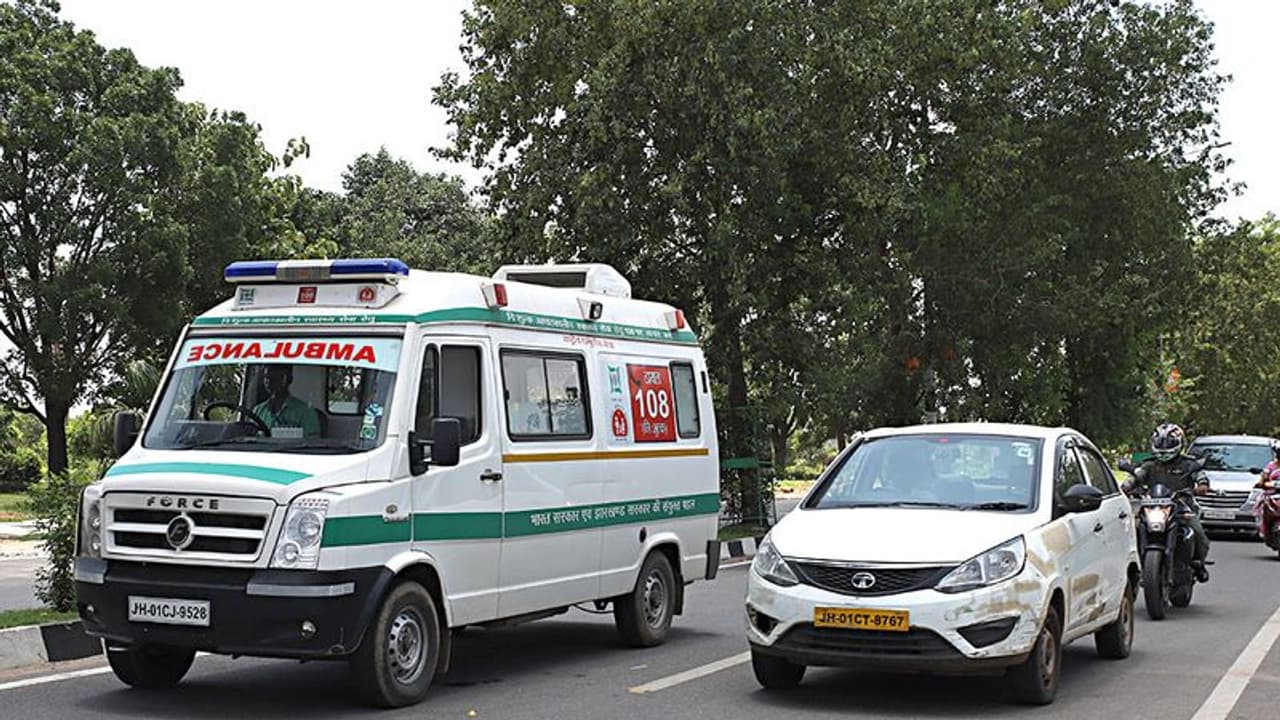 कुछ नहीं मिला तो दिल्ली से एंबुलेंस लेकर बिहार आ गए 12 लड़के, गांववालों में दहशत कुछ नहीं मिला तो दिल्ली से एंबुलेंस लेकर बिहार आ गए 12 लड़के, गांववालों में दहशत