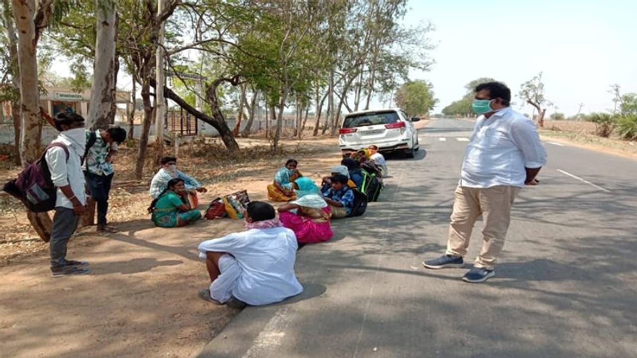 లాక్ డౌన్ ఎఫెక్ట్: పిల్లాపాపలతో కాలిబాటన సొంతూర్లకు...మానవత్వం చాటుకున్న ఎమ్మెల్యే లాక్ డౌన్ ఎఫెక్ట్: పిల్లాపాపలతో కాలిబాటన సొంతూర్లకు...మానవత్వం చాటుకున్న ఎమ్మెల్యే